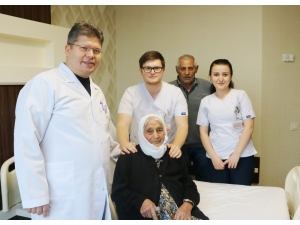 100 Yaşındaki Hasta Ameliyatla Sağlığına Kavuştu