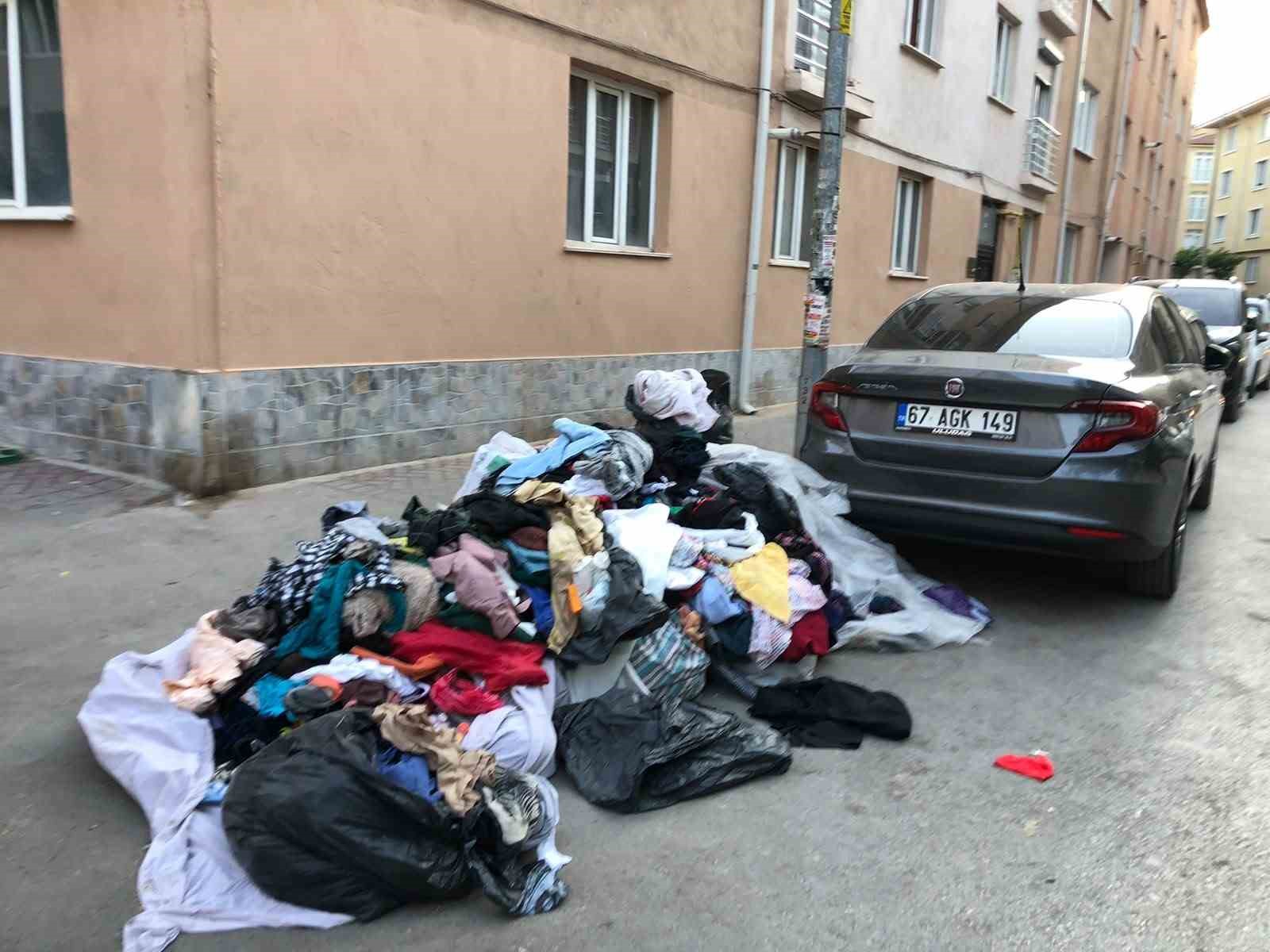 eskisehir-de-kaldirimi-kapatan-kiyafet-yigini-dikkat-cekti