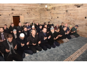 Restore Edilen Asırlık Camide İlk Namaz Kılındı