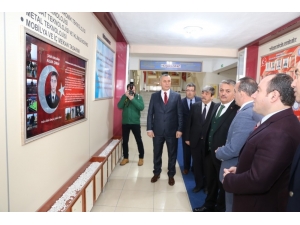 Vali Yazıcı Burhaniyeli Öğrencilerle Kitap Okudu