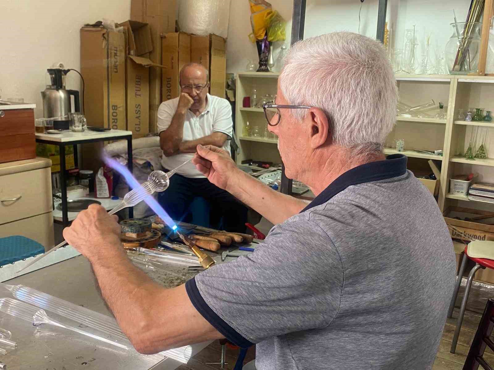 70-yasindaki-adam-laboratuvar-icin-urettigi-camlari-simdi-sanat-icin-sekillendiriyor