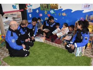 Kar Kış Dinlemeyen Hakkari Polisinden Eğitime Destek