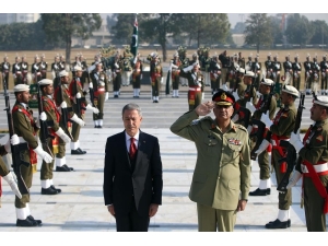 Bakan Akar Pakistan’da