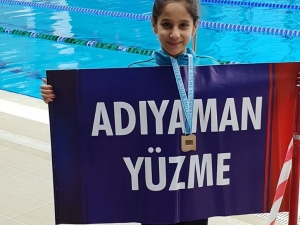 Yüzmede Birinci Oldu