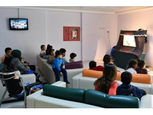 Çocuklar, Hacivat Ve Karagöz Oyunu İle Moral Buldu
