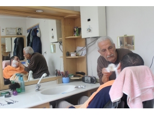 79 Yaşında, Çalışmayı Bırakmıyor