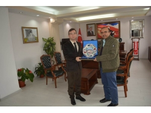 İspanya Gezisine Katılan Muhtardan Kaymakam Berber’e Anlamlı Hediye