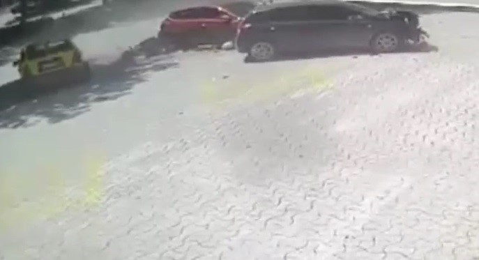ticari-taksinin-anne-ile-kizina-carptigi-kazanin-goruntusu-ortaya-cikti