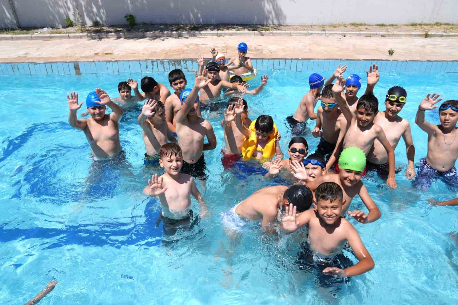 battalgazi-belediyesi-nde-kur-an-kursu-ogrenilerine-yuzme-etkinligi