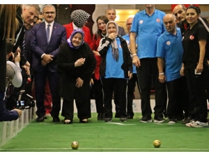 Bakan Zehra Zümrüt Selçuk Yaşlılarla Birlikte Bocce Oynadı