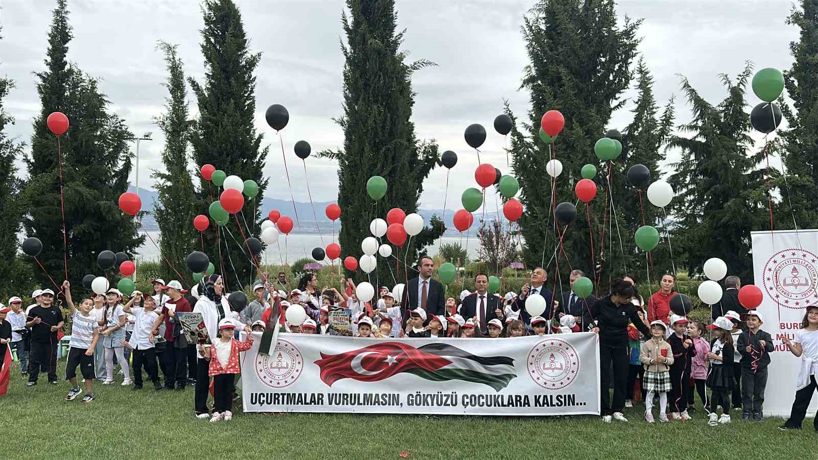 burdur-da-gazzeli-cocuklar-icin-ucurtmalar-ve-balonlar-gokyuzune-birakildi