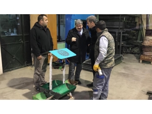 Sokak Hayvanları İçin Yemlik Yapıyorlar