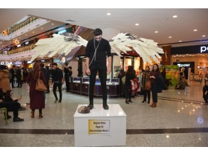Kırıkkale’de ’Canlı Heykel’ Gösterisi İzleyicileri Şaşırttı