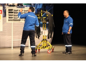 İşçiler Yazdı, Yönetti, Hem De Oynadı