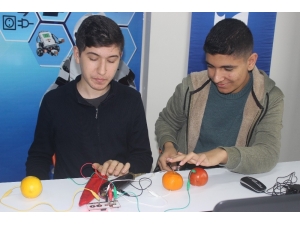 Öğrenciler İçi Dolu Su Bardağı Ve Meyvelerle Piyano Çalıyor