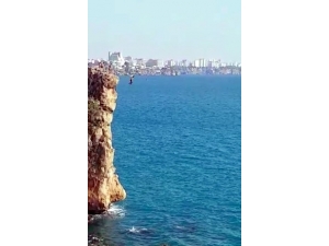 40 Metrelik Falezlerden Tehlikeli Atlayış