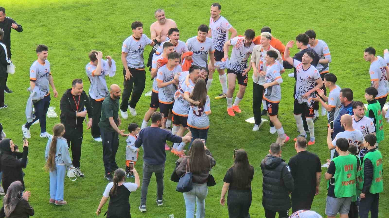 sampiyonluk-kutlamasinda-surpriz-evlilik-teklifi