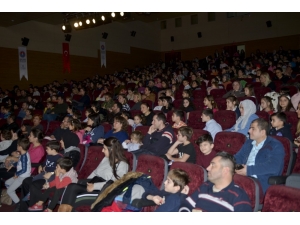 Tiyatro Oyununda Hayvanların Dostluğu Anlatıldı