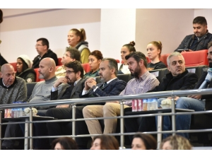 Efeler İlk Yarı Nâmağlup