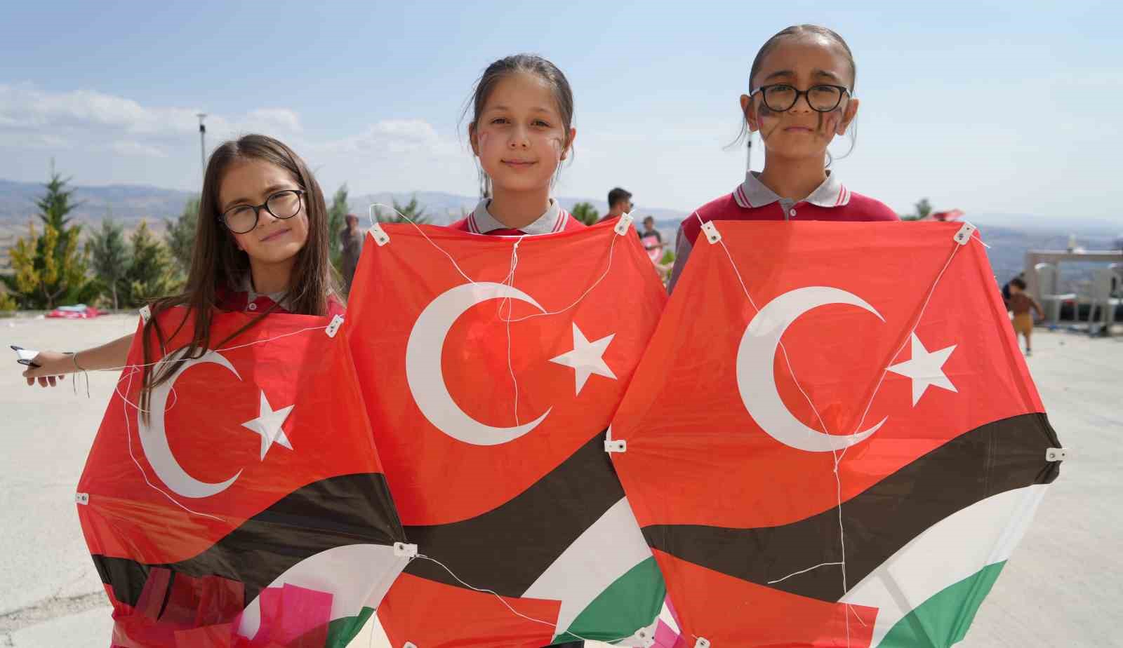 cocuklarin-ortak-dilegi-savaslar-bitsin-oldu-ucurtmalar-filistinli-yasitlari-icin-yukseldi