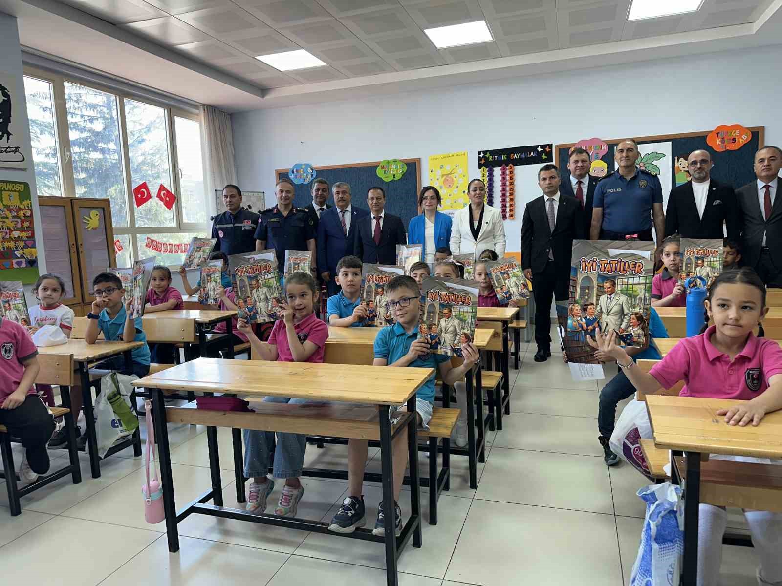 burdur-da-42-bin-82-ogrenci-karne-alarak-yaz-tatiline-basladi