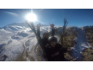 Karlı Dağlardan Havalanıp Gökyüzüyle Buluştular