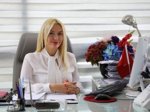 Sağlıklı Uzayan Saçlar İçin Günde En Az 10 Bardak Su İçin Önerisi