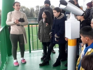 Çocuklar Kuşları Gözlemledi