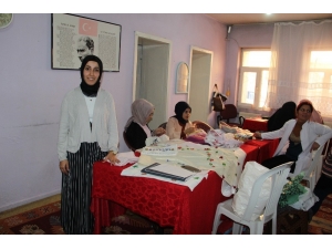 Solhan’da Kadınlar El Emekleriyle Ekonomik Kazanç Elde Ediyor