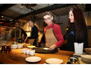 Otistik Çocuklar Garsonluk Yaparak Sosyalleşiyor