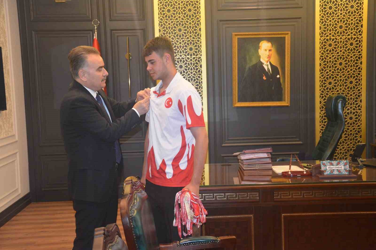 edremitli-muaythai-sporcusu-dunya-sampiyonlugu-icin-malezya-yolcusu