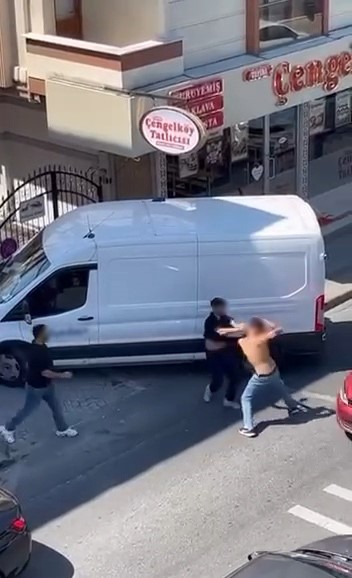 atasehir-de-iki-kisinin-sokak-ortasindaki-kavgasi-kameraya-yansidi
