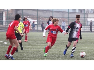 Bayanlar Maçında Kırmızı Kartlar Hava Uçuştu