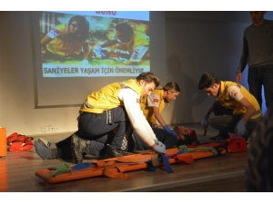 Üniversite Öğrencilerine İlk Yardım Eğitimini