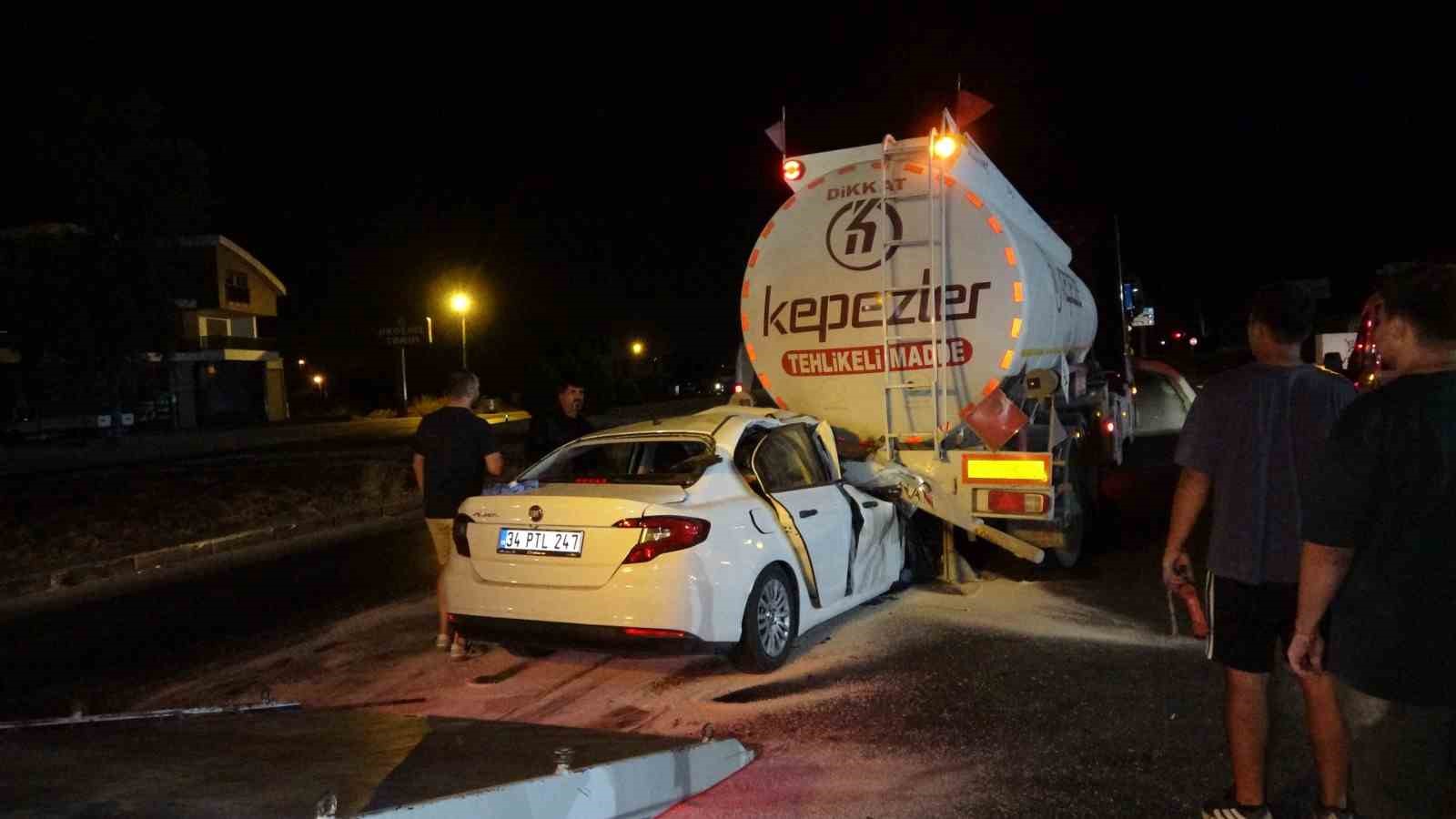 akaryakit-tankerine-ok-gibi-saplanan-otomobil-tankerin-yakitinin-bosaltilmasiyla-cikartilabildi