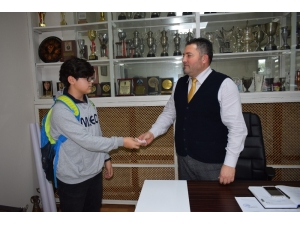 Ortaokul Öğrencisi Bulduğu Parayı Teslim Etti