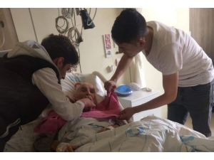 Mesleki Eğitim Merkezi Öğrencilerinden Hastanede Yatan Yaşlılara ’Bakım Hizmeti’