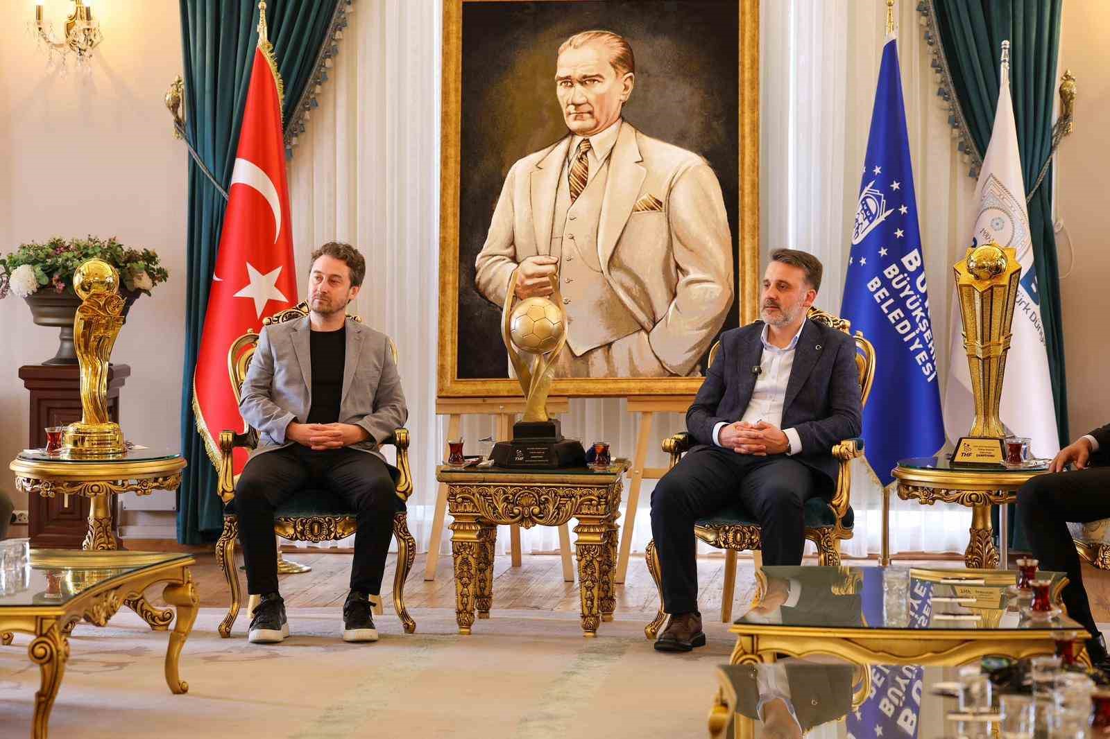 sampiyon-hentbolculardan-baskan-vekili-biba-ya-ziyaret