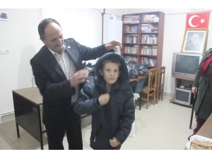 Muhtar’dan 120 Öğrenciye Mont Ve Eldiven