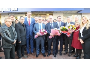 Burhaniye’de Çeklerle Karşılandılar