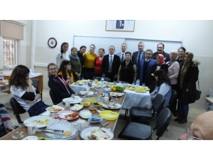 Burhaniye’de Çok Okuyan Öğrencilere Kaymakam Teşekkürü