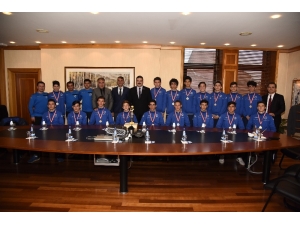 Şampiyon Takımdan Rektör Prof. Dr. Çomaklı’ya Ziyaret