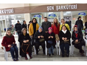 Kadınlara File Örmeleri Öğretiliyor