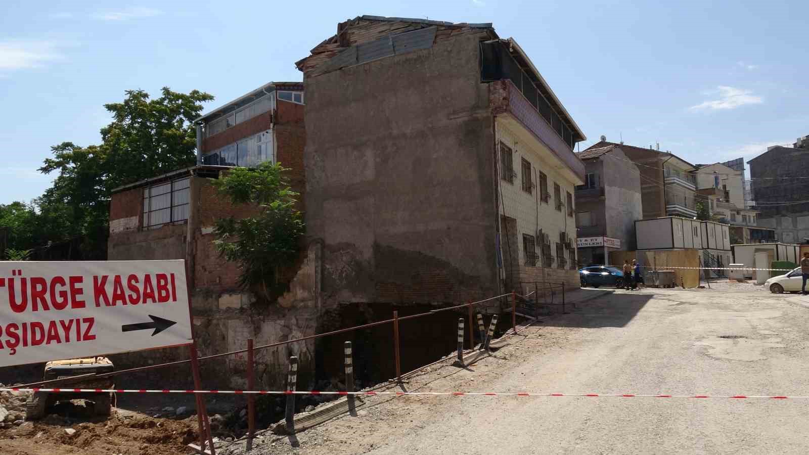 malatya-da-kazi-sirasinda-temelinde-gocuk-meydana-gelen-apartman-bosaltildi