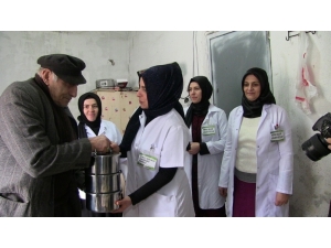 Artvin’de ‘Vefalı Eller Ve Gülen Yüzler’ Yaşlılara Ve Hastalara Yardıma Koşuyor