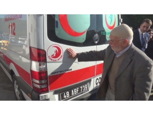 Eşinin Adının Yazılı Olduğu Ambulansı Görünce Gözyaşlarını Tutamadı