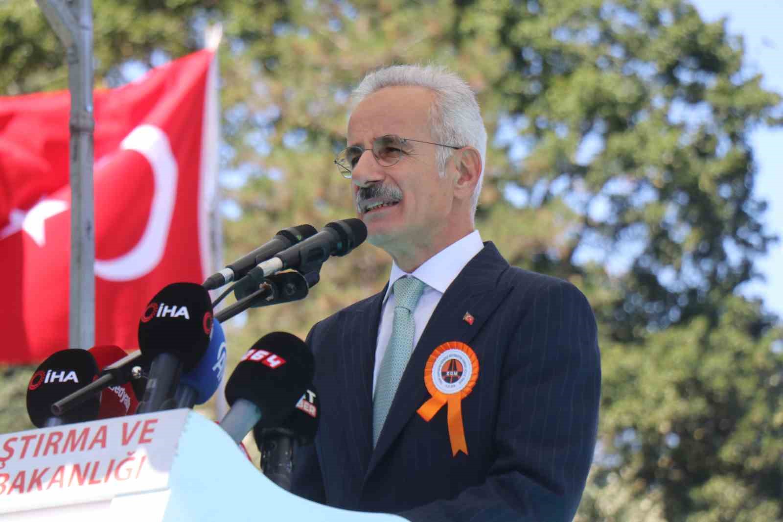 bakan-uraloglu-ayasofya-ile-yasit-1500-yillik-sangarios-koprusu-nu-sehrimizin-simgesi-olarak-yeniden-canlandirdik