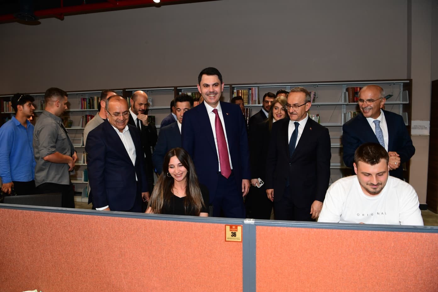 bakan-murat-kurum-sehir-kutuphanesini-gezdi