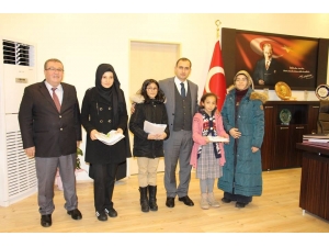 Çok Kitap Okuyan Öğrenciler Ödüllendirildi