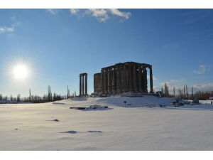 Aizonai Antik Kenti Beyaz Gelinlik Giydi
